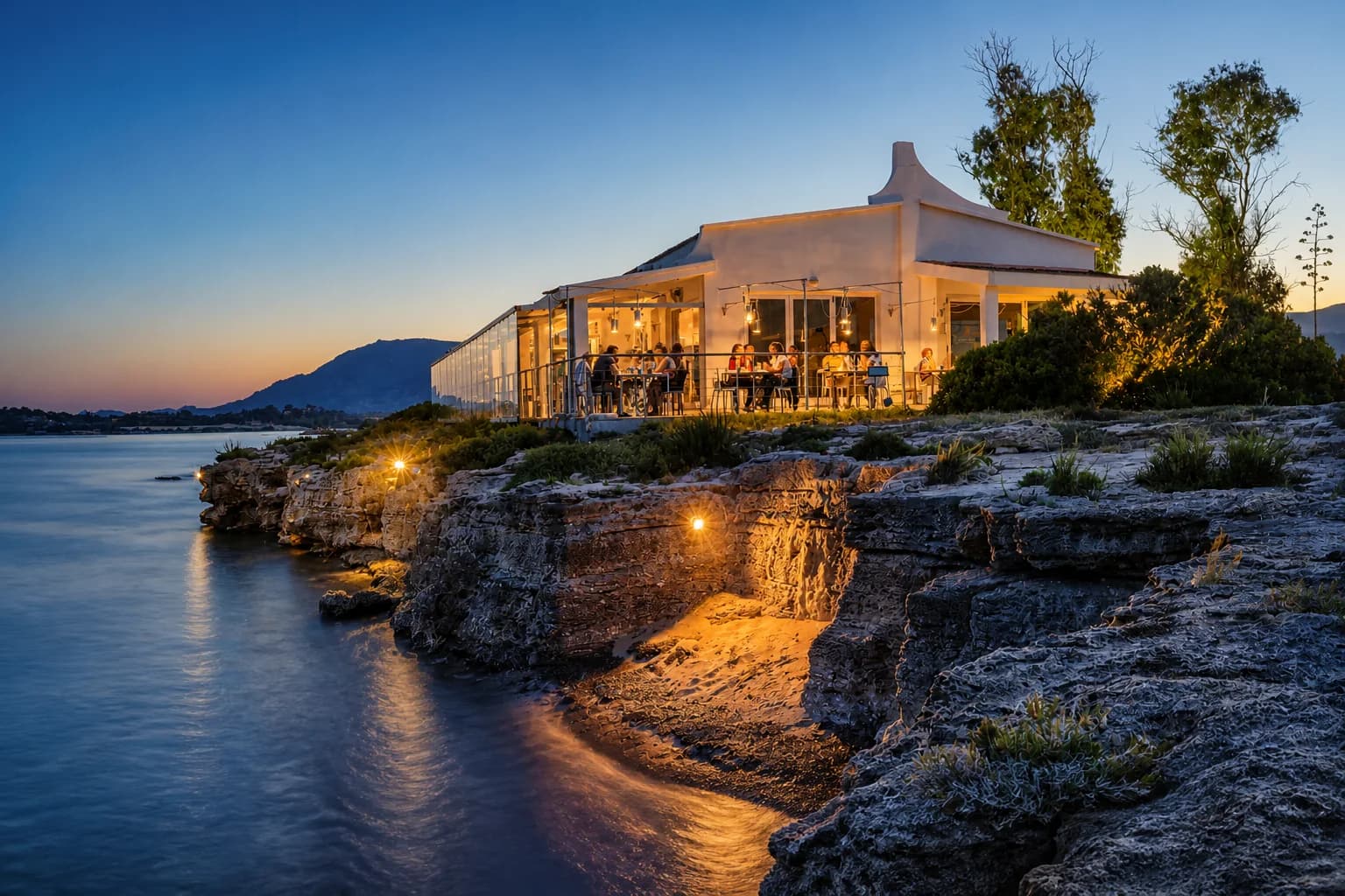 Fradis Minoris dining room beside the Nora lagoon