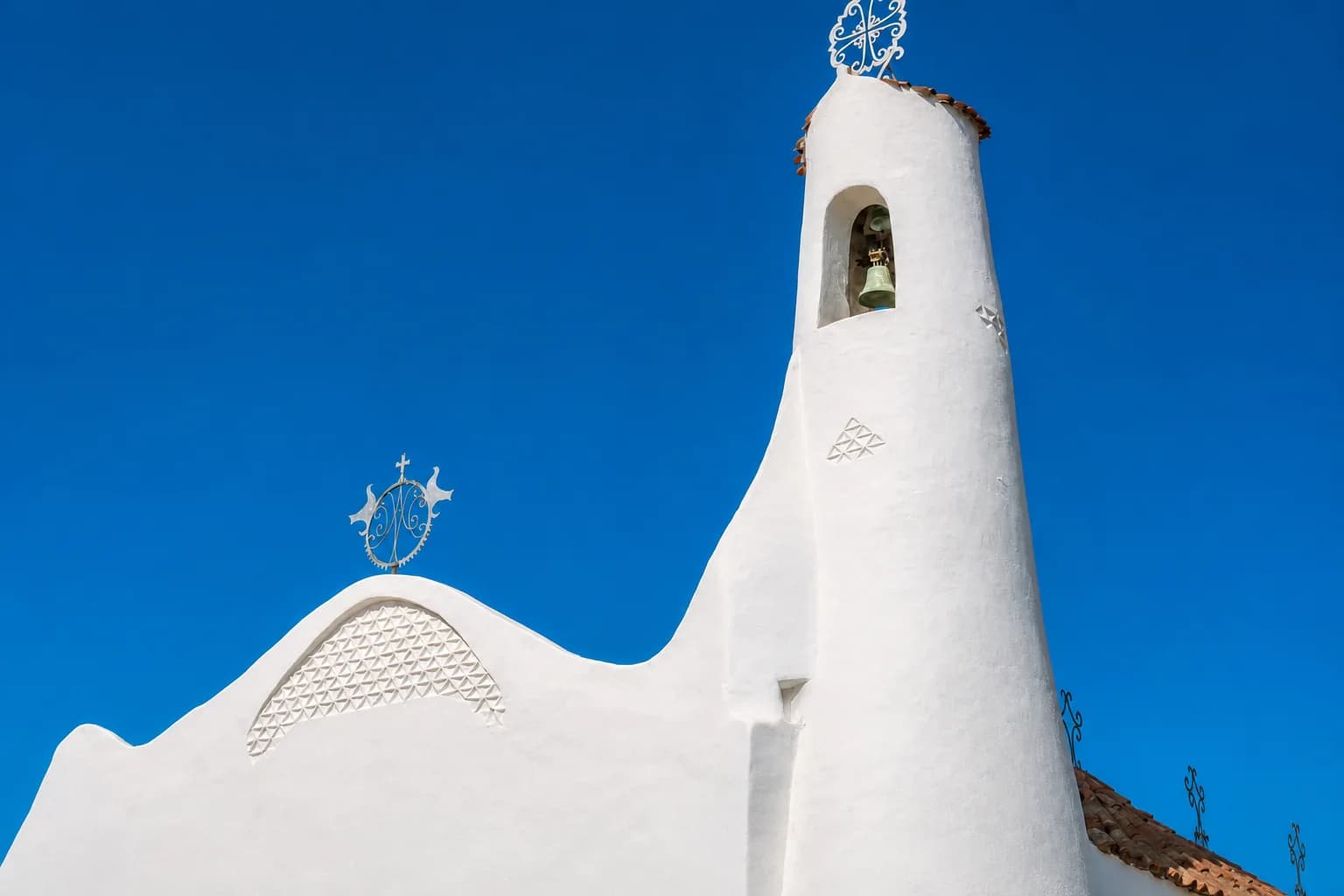 The flowing white architecture of Stella Maris in Porto Cervo